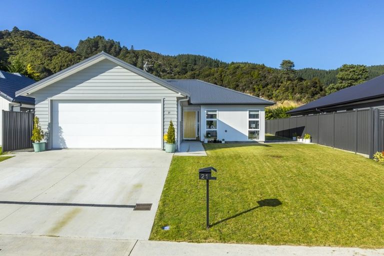 Photo of property in 21 Salisbury Crescent, Wallaceville, Upper Hutt, 5018
