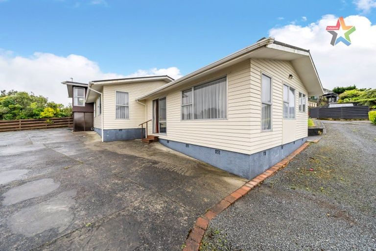 Photo of property in 2 Honeysuckle Grove, Maungaraki, Lower Hutt, 5010