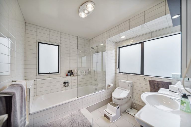 Photo of property in 10 Kirkdale Place, Northcross, Auckland, 0632