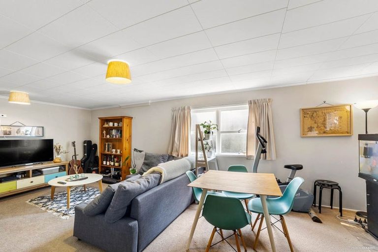 Photo of property in 1/282 East Coast Road, Forrest Hill, Auckland, 0620