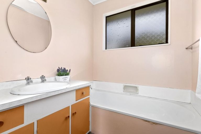 Photo of property in 58 Chapman Street, Newlands, Wellington, 6037