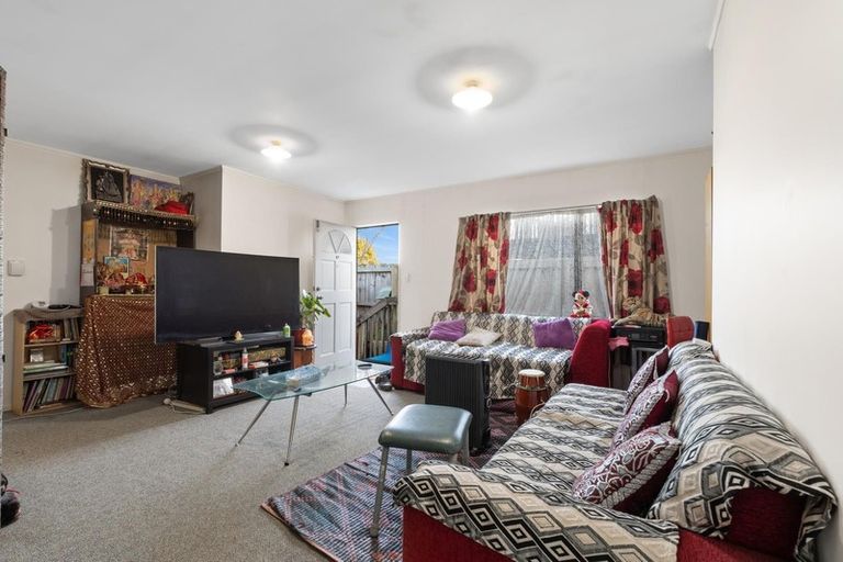 Photo of property in 2/6 Eulogy Place, Randwick Park, Auckland, 2105