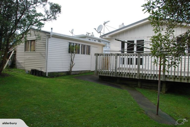 Photo of property in 14 Alder Place, Newlands, Wellington, 6037