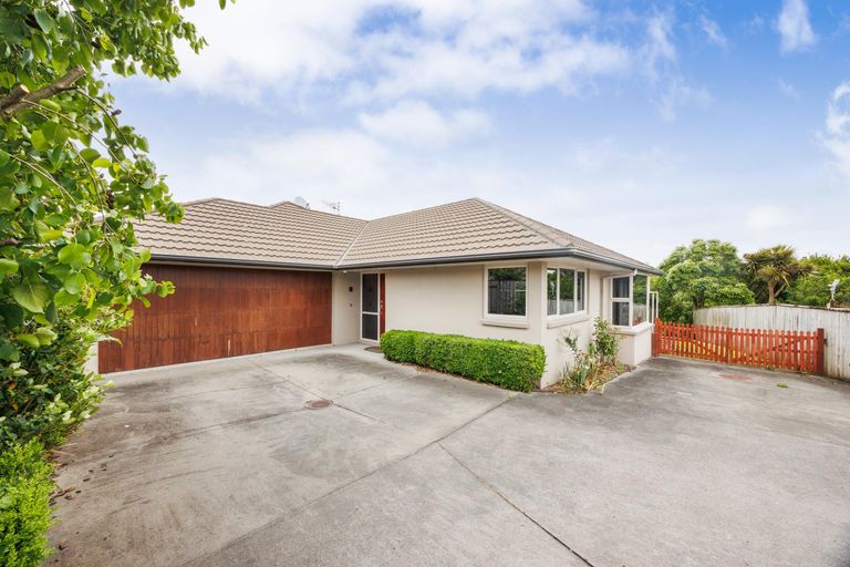 Photo of property in 27 Johnstone Drive, Fitzherbert, Palmerston North, 4410