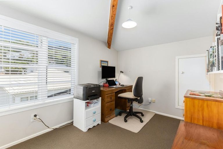 Photo of property in 3 Romney Square, Tawa, Wellington, 5028
