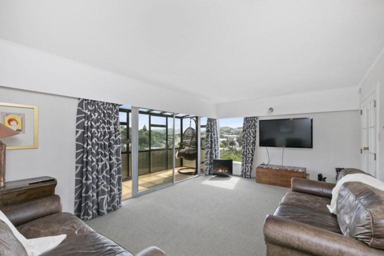 Photo of property in 9 Blandford Way, Newlands, Wellington, 6037