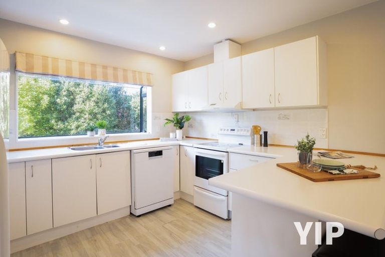 Photo of property in 15b Kinapori Terrace, Newlands, Wellington, 6037