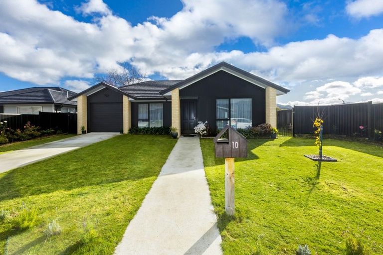 Photo of property in 10 Passchendaele Grove, Trentham, Upper Hutt, 5018