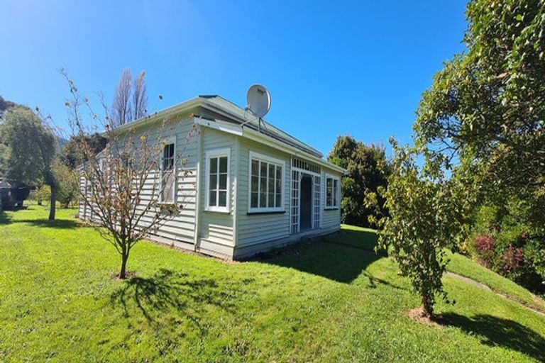 Photo of property in 76 Takapau Road, Tolaga Bay, 4077