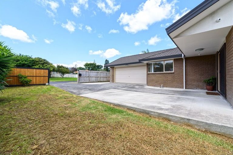 Photo of property in 8 Woodbank Drive, Glen Eden, Auckland, 0602