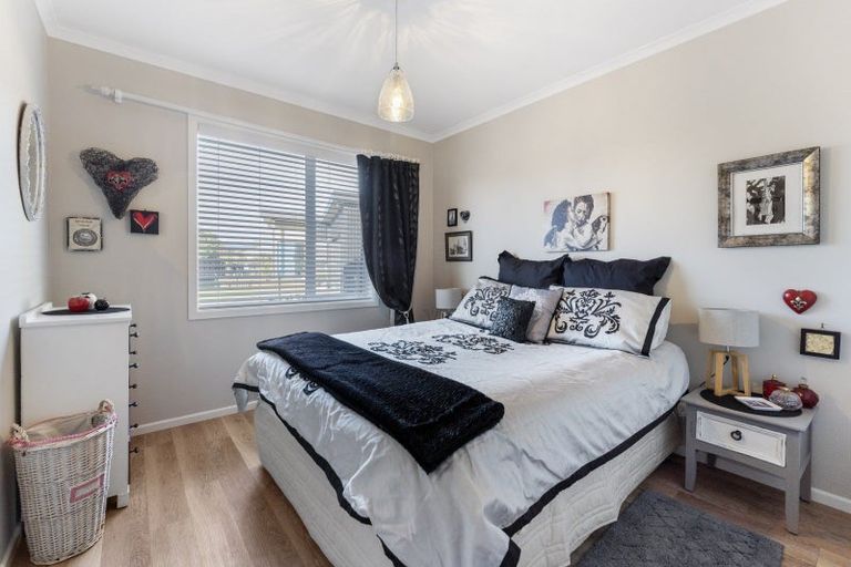 Photo of property in 39 Seagrass Place, Otaki Beach, Otaki, 5512