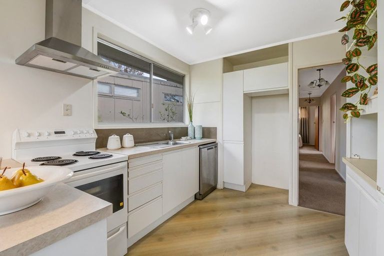 Photo of property in 12 Finn Place, Totara Vale, Auckland, 0629