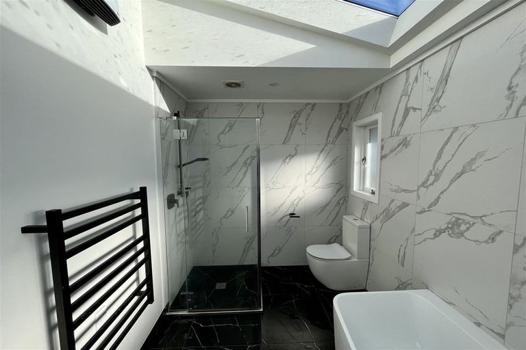 Photo of property in 21 Yeovil Road, Te Atatu Peninsula, Auckland, 0610