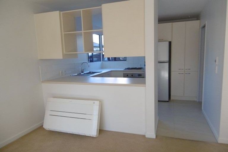 Photo of property in 8 Oakford Close, Riccarton, Christchurch, 8011