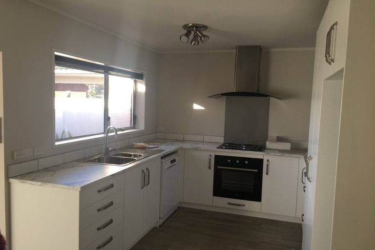 Photo of property in 7b Tatua Place, Conifer Grove, Takanini, 2112