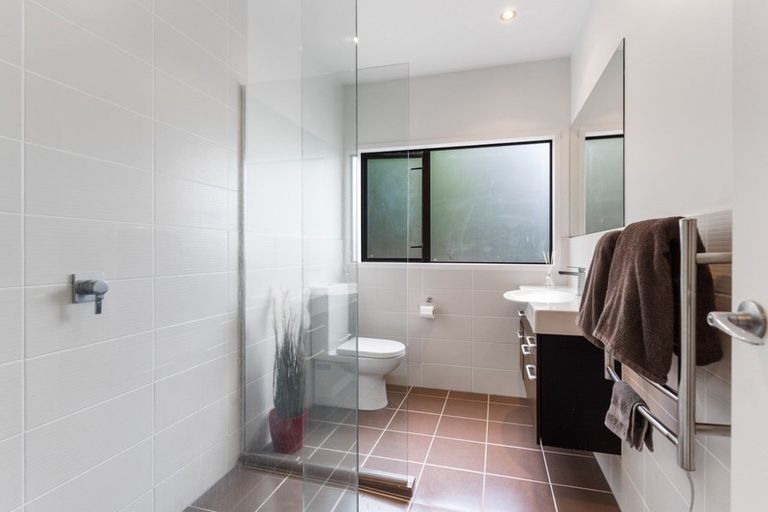 Photo of property in 2/5 Dalmeny Close, Murrays Bay, Auckland, 0630