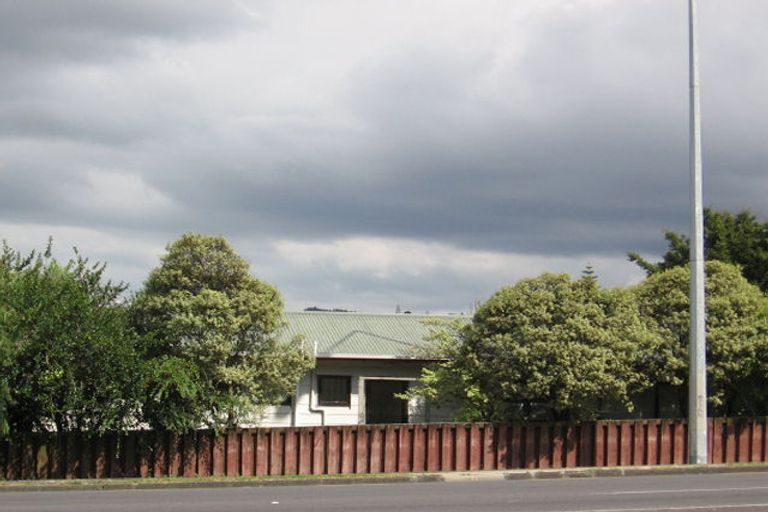 Photo of property in 3370 Great North Road, Glen Eden, Auckland, 0602