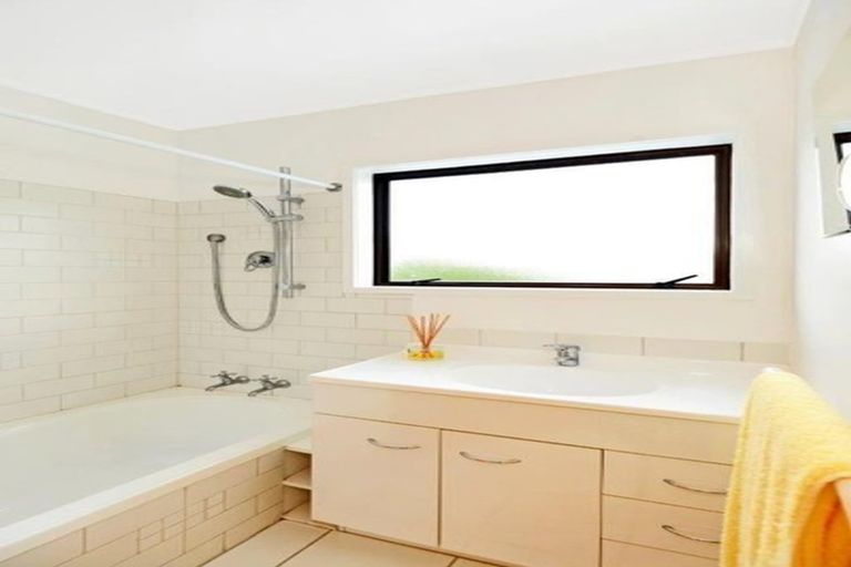 Photo of property in 1/52 Rambler Crescent, Beach Haven, Auckland, 0626