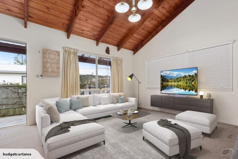 Photo of property in 17 Edgewater Drive, Pakuranga, Auckland, 2010