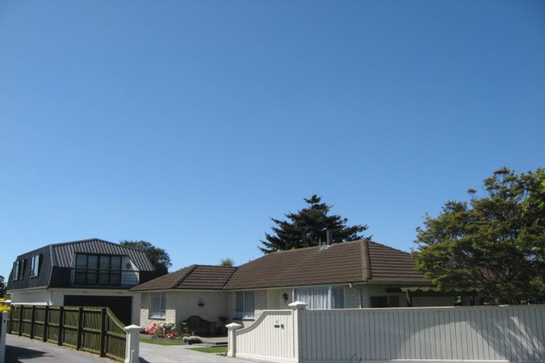 Photo of property in 11 Monteath Place, Redwood, Christchurch, 8051