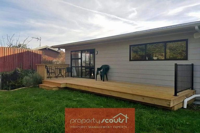 Photo of property in 10 Lindaver Grove, Merrilands, New Plymouth, 4312