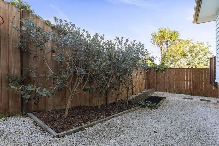 Photo of property in 2/8 Dallinghoe Crescent, Milford, Auckland, 0620