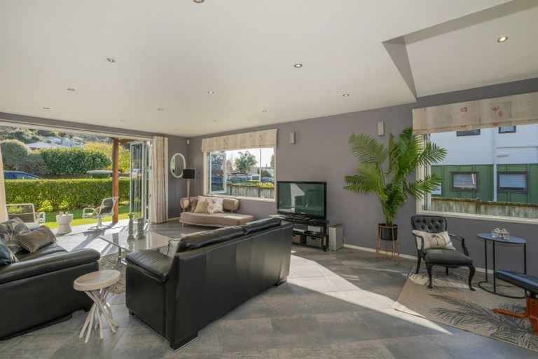 Photo of property in 17 Hahei Beach Road, Hahei, Whitianga, 3591