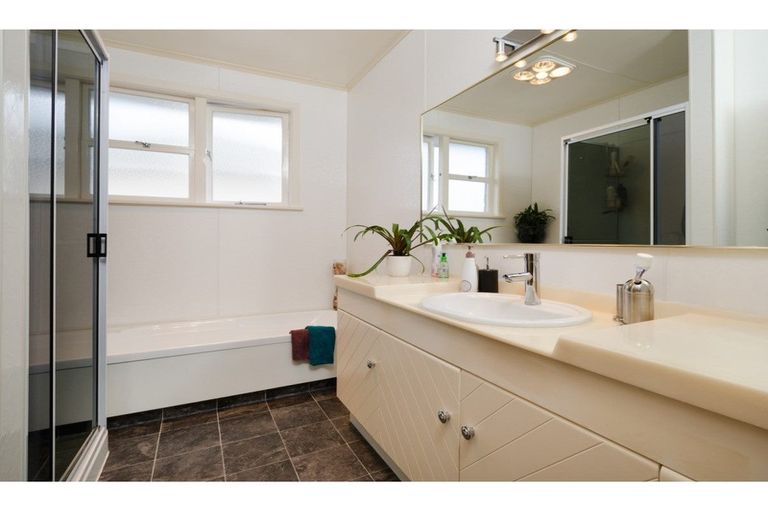 Photo of property in 11 Divich Avenue, Te Atatu South, Auckland, 0610