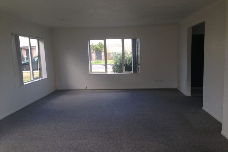 Photo of property in 11 Brashier Circle, Sunnyvale, Auckland, 0612