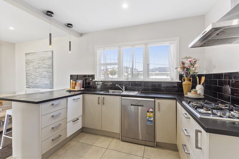 Photo of property in 19 Oswald Crescent, Paparangi, Wellington, 6037