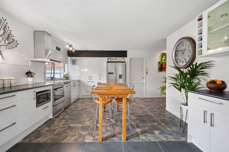 Photo of property in 24 Hedge Row, Sunnyhills, Auckland, 2010