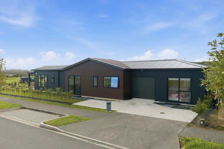 Photo of property in 13 Ngakau Road, Karaka, 2113