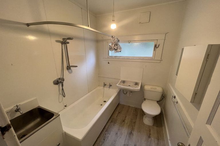 Photo of property in 2 Milne Terrace, Island Bay, Wellington, 6023