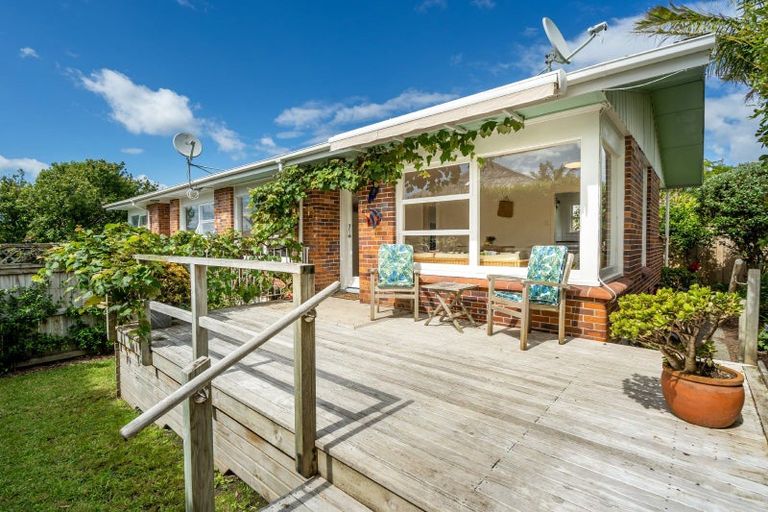 Photo of property in 2/2b Grove Road, Narrow Neck, Auckland, 0624