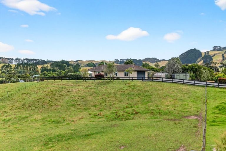 Photo of property in 1014 South Head Road, South Head, Helensville, 0874