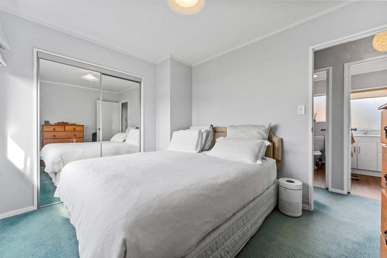 Photo of property in 2/20 Denver Avenue, Sunnyvale, Auckland, 0612