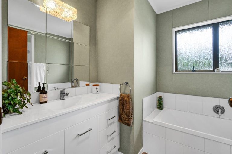 Photo of property in 21 Kowhai Street, Inglewood, 4330