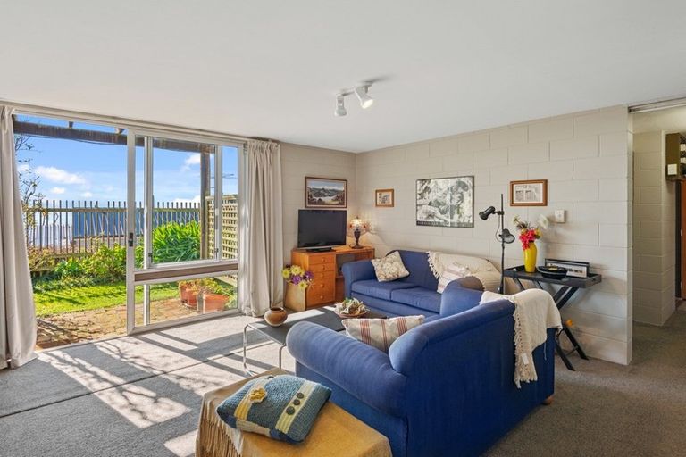 Photo of property in 2/112a Moncks Spur Road, Redcliffs, Christchurch, 8081