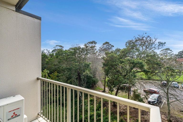 Photo of property in The Haven, 4/120 Beach Haven Road, Beach Haven, Auckland, 0626