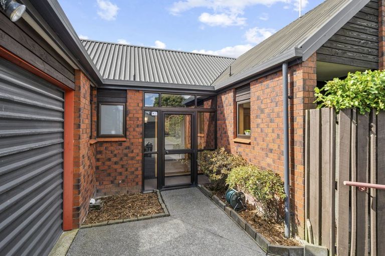 Photo of property in 2/8 Cricklewood Place, Avonhead, Christchurch, 8042