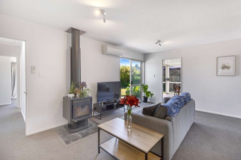 Photo of property in 9 Honeysuckle Place, Northcote, Christchurch, 8052