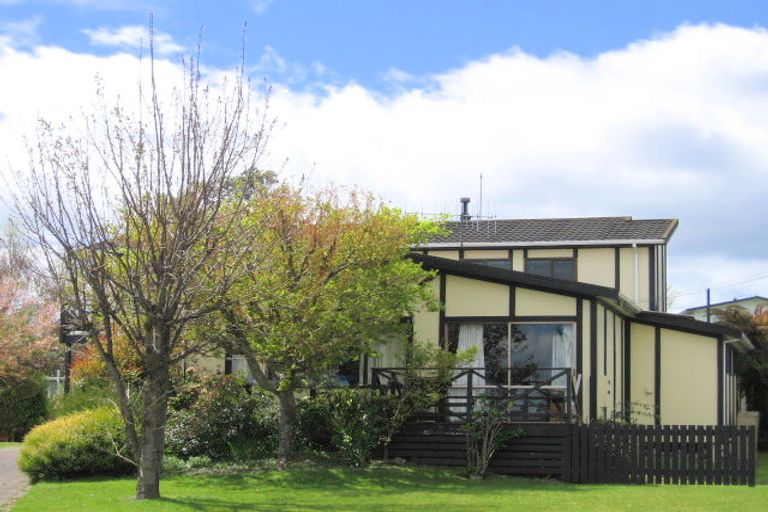 Photo of property in 14 Ingle Avenue, Waipahihi, Taupo, 3330