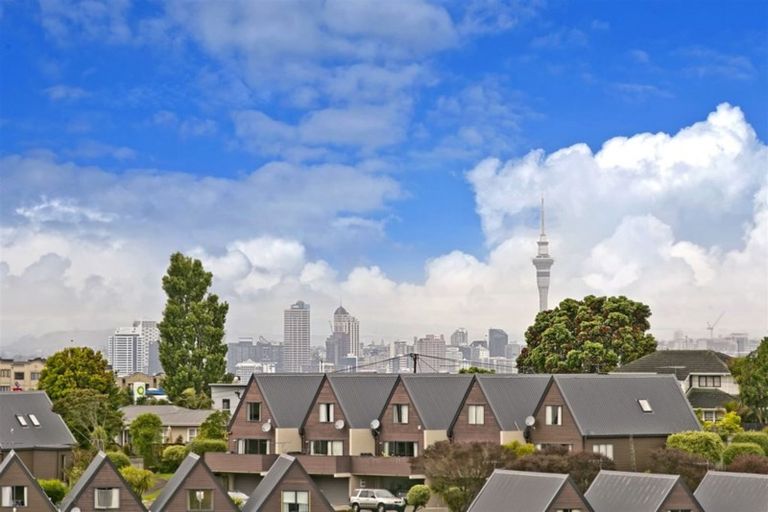 Photo of property in 2/81 Waipa Street, Birkenhead, Auckland, 0626