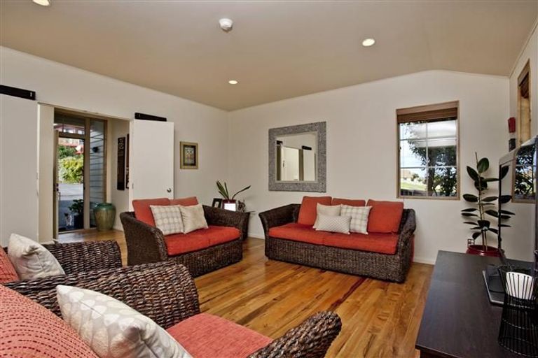 Photo of property in 2/190 East Coast Road, Forrest Hill, Auckland, 0620