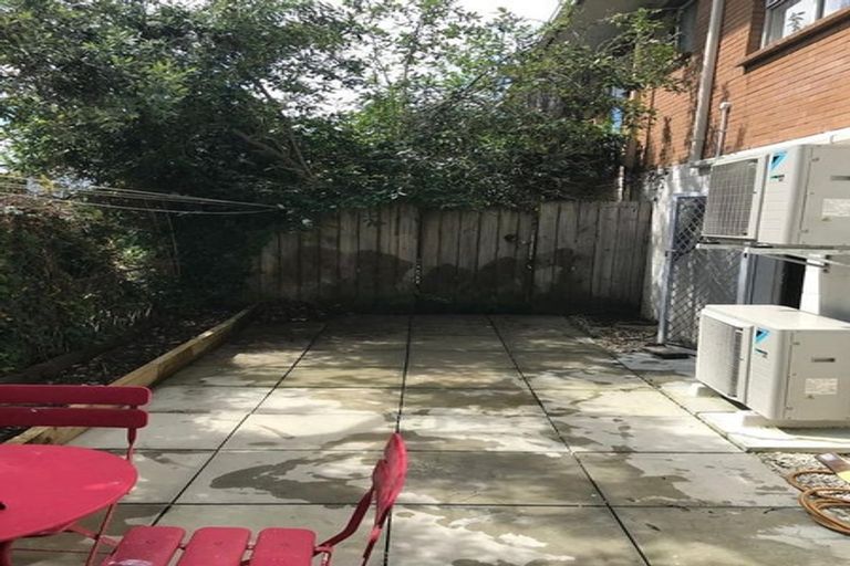 Photo of property in 3/496 Glenfield Road, Glenfield, Auckland, 0629