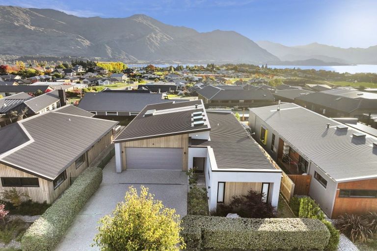 Photo of property in 9 Landsborough Lane, Wanaka, 9305