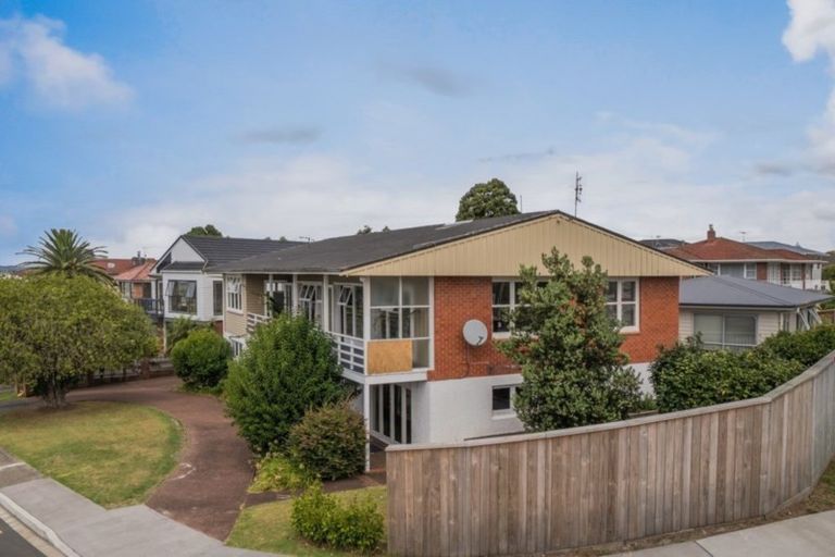 Photo of property in 281 Te Atatu Road, Te Atatu South, Auckland, 0610