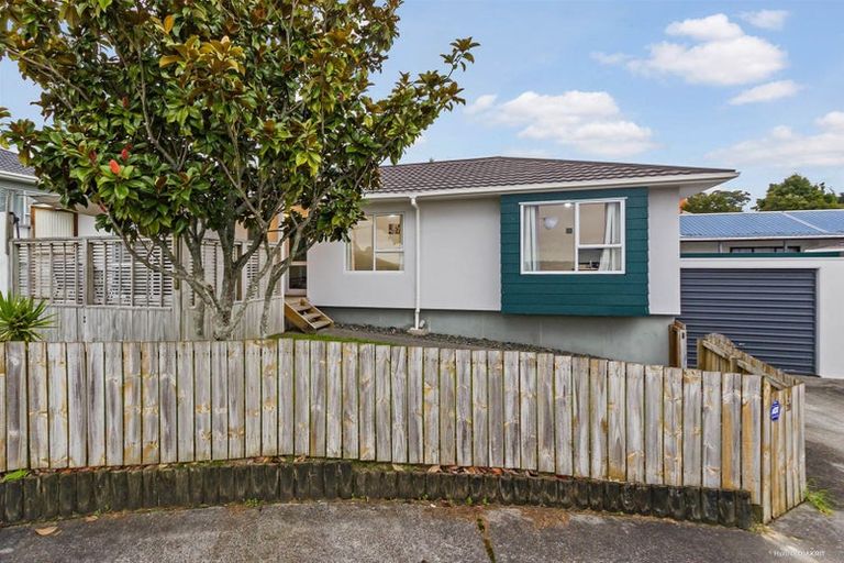 Photo of property in 2/39 Sungrove Rise, Sunnyvale, Auckland, 0612