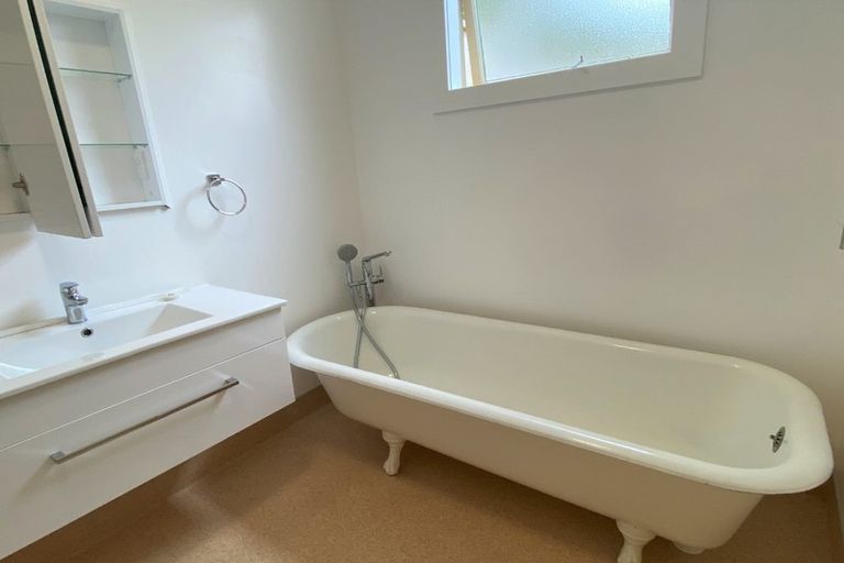 Photo of property in 32 Bonithon Avenue, Moturoa, New Plymouth, 4310