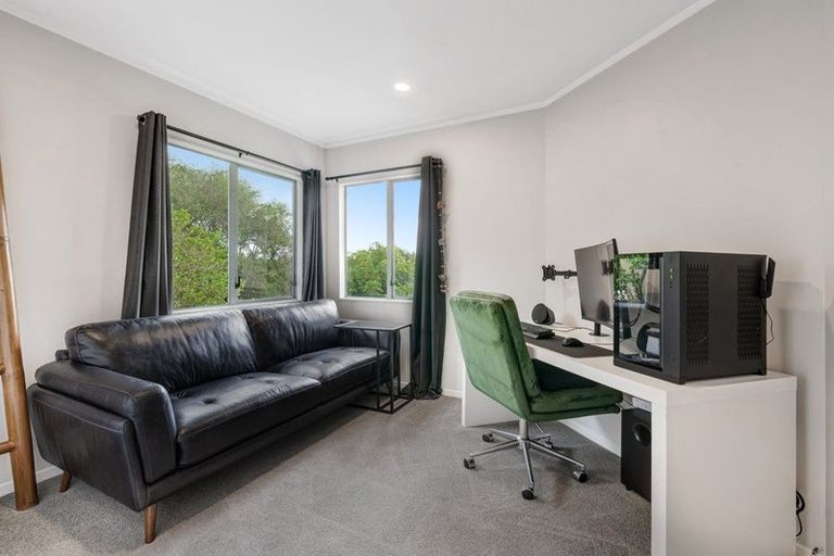 Photo of property in 24 Goldfinch Rise, Unsworth Heights, Auckland, 0632